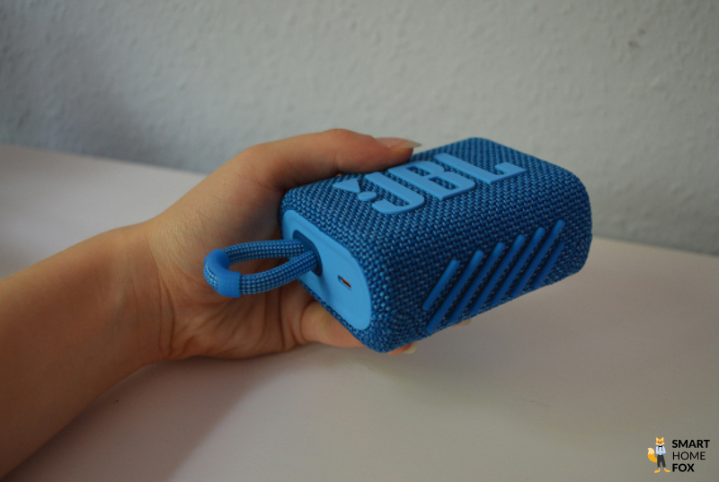 JBL 3 Go in Blau in der Seitenansicht.